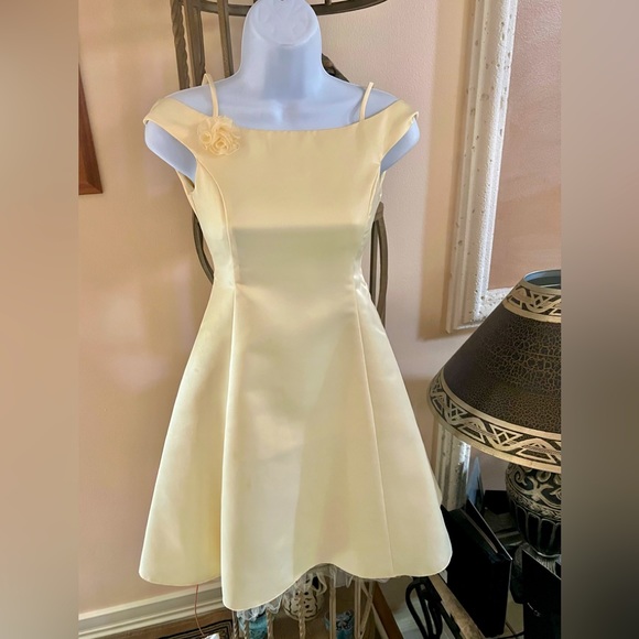 Jessica McClintock Pale Yellow Satin Off Shoulder Girl Evening